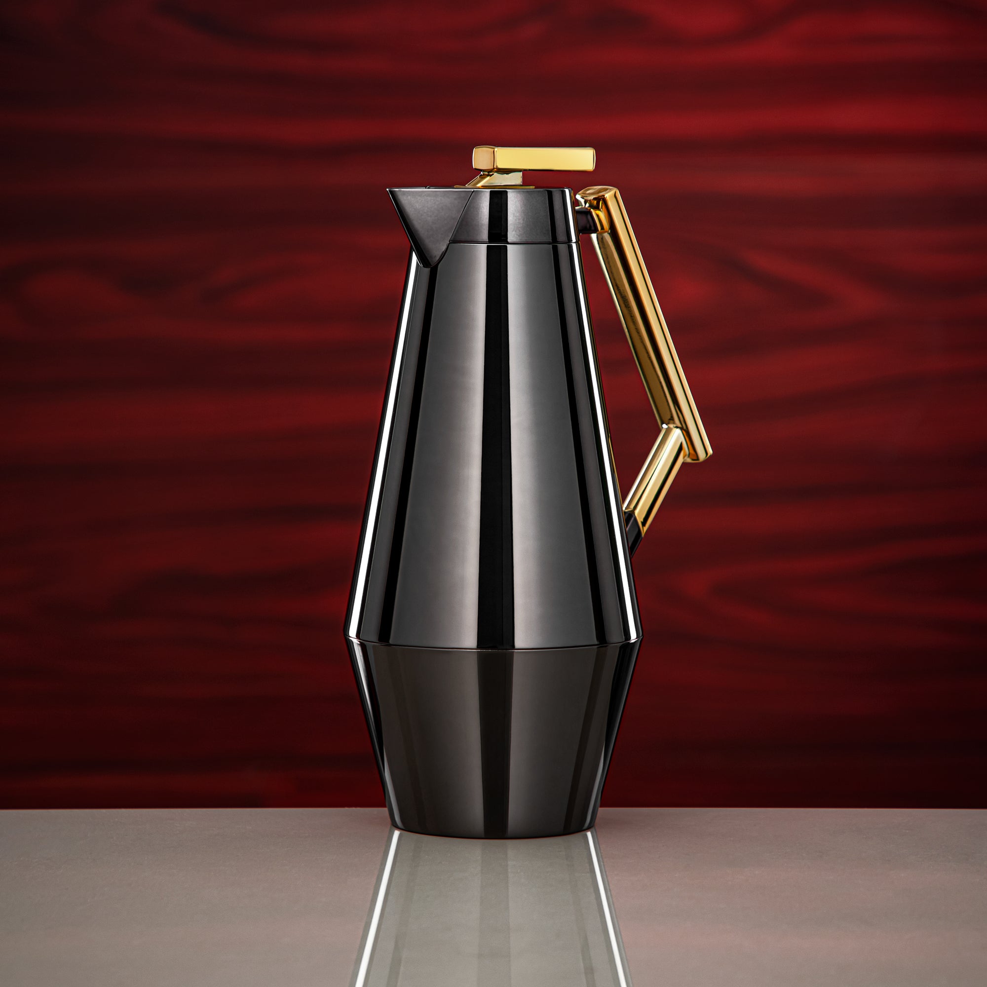 طقم ترامس المرجان 0.7 لتر و1 لتر باللون الأسود المطفي والذهبي