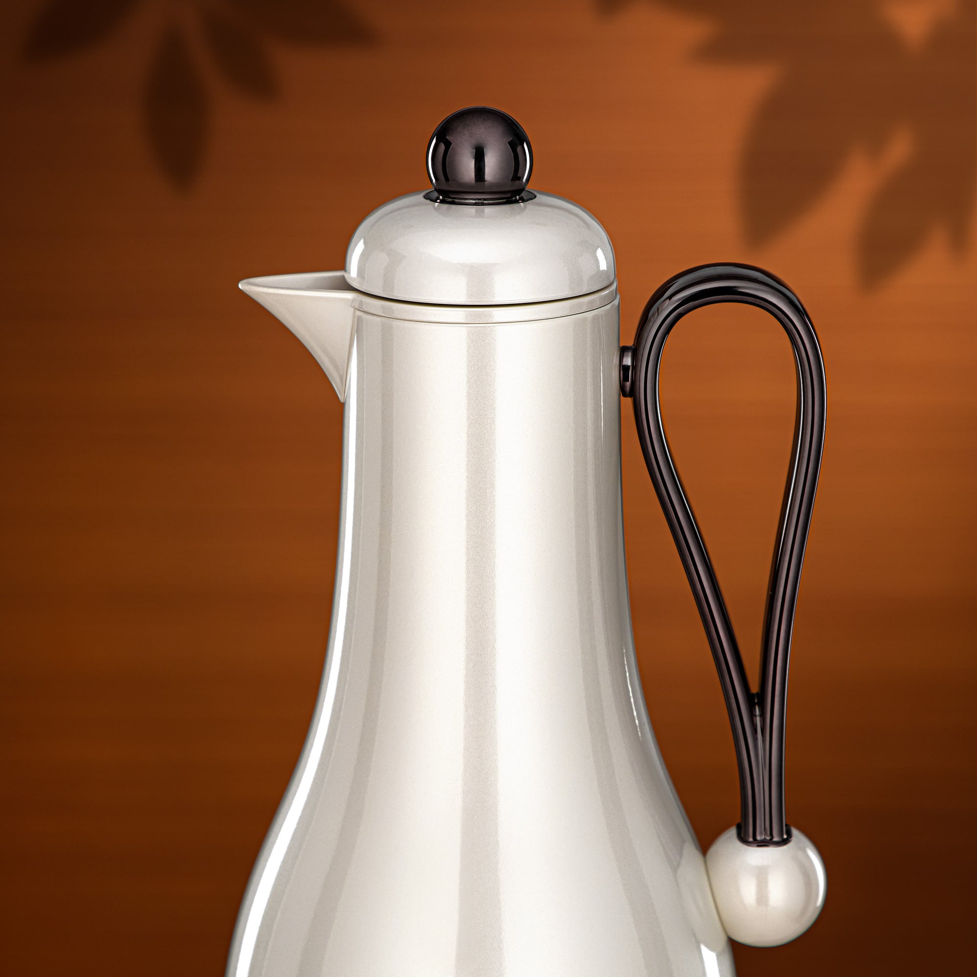 طقم ترامس المرجان 1 لتر + 1 لتر أبيض لؤلؤي وأسود فحمي