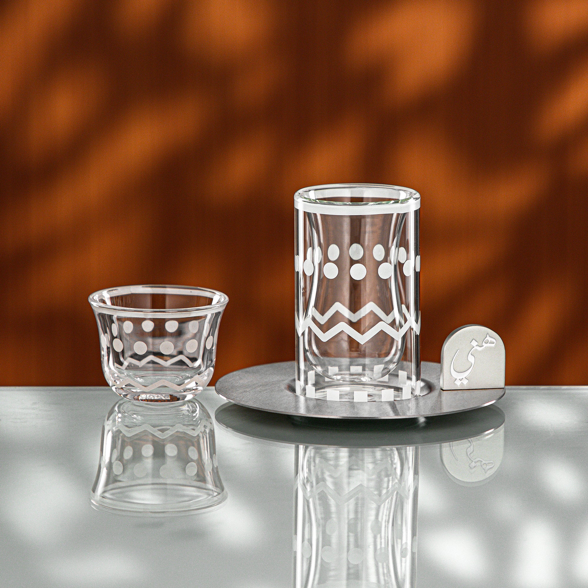 طقم شاي وقهوة المرجان ١٨ قطعة فضي مطفي وأبيض