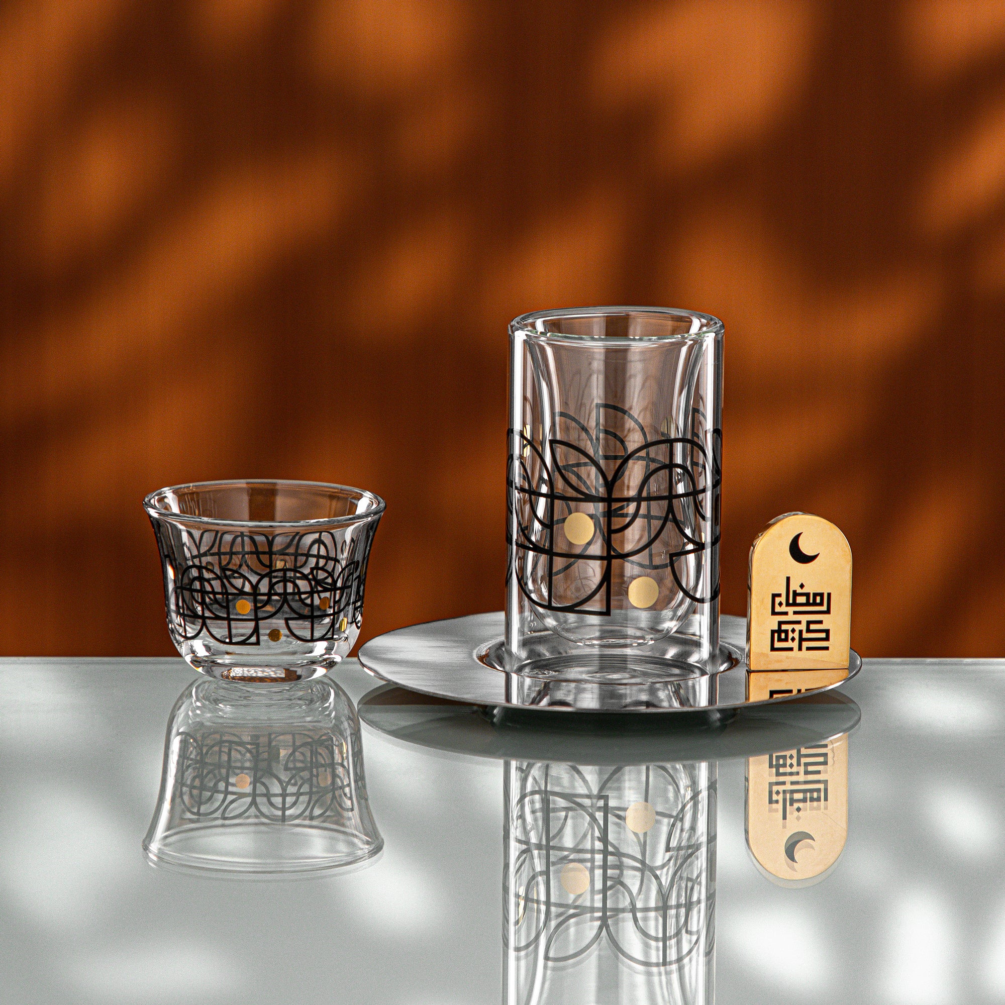 طقم شاي وقهوة المرجان، ١٨ قطعة، بنقشة سوداء وذهبية