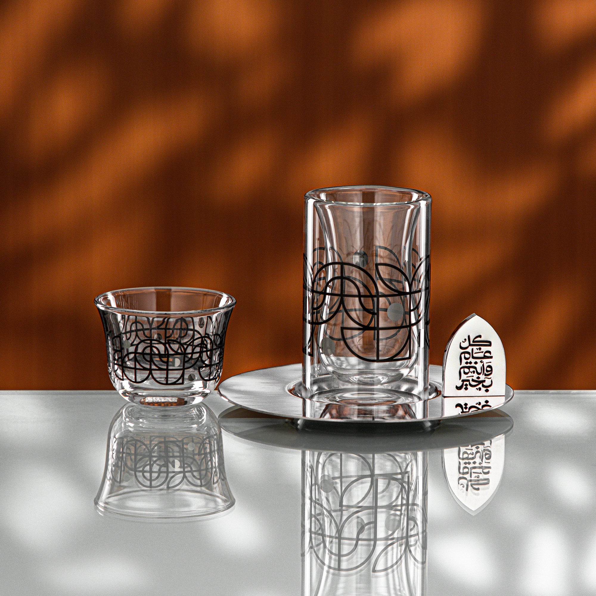 طقم شاي وقهوة المرجان، ١٨ قطعة، بنقشة سوداء وفضية