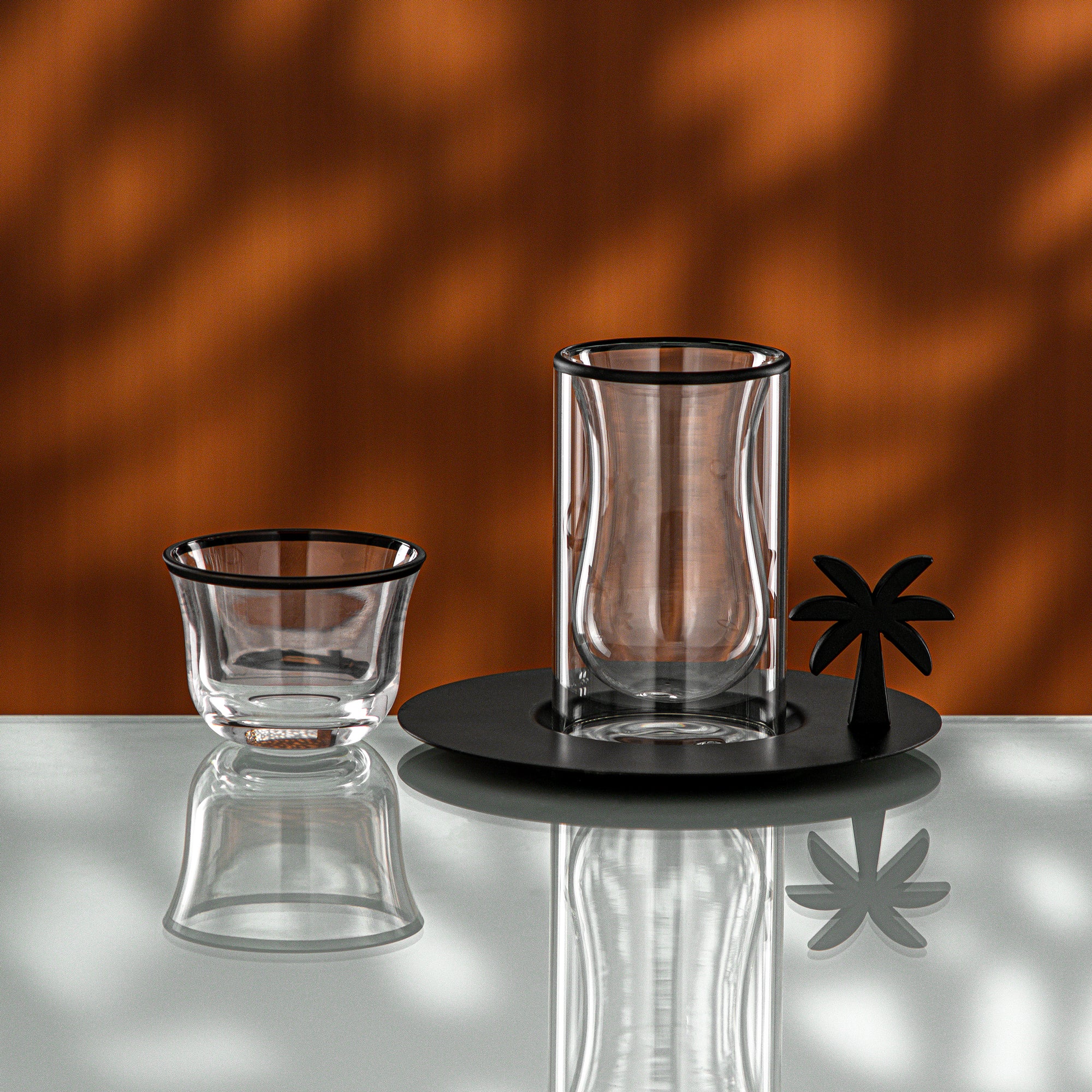 طقم شاي وقهوة المرجان، ١٨ قطعة، بحافة سوداء ولمسة نهائية سوداء غير لامعة