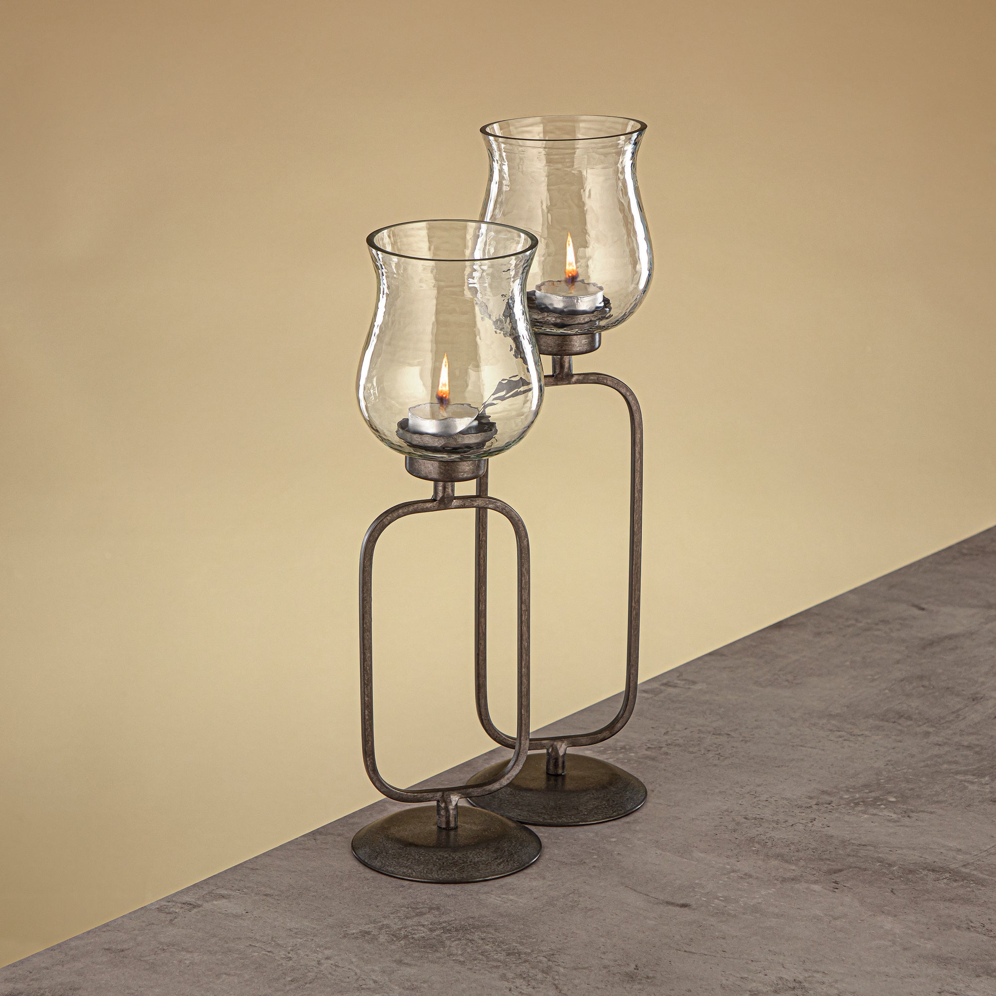 حامل شموع العنصر المرجان، زجاج شفاف مطروق، 11x11x36 سم، حامل فضي عتيق (GMT2960012)