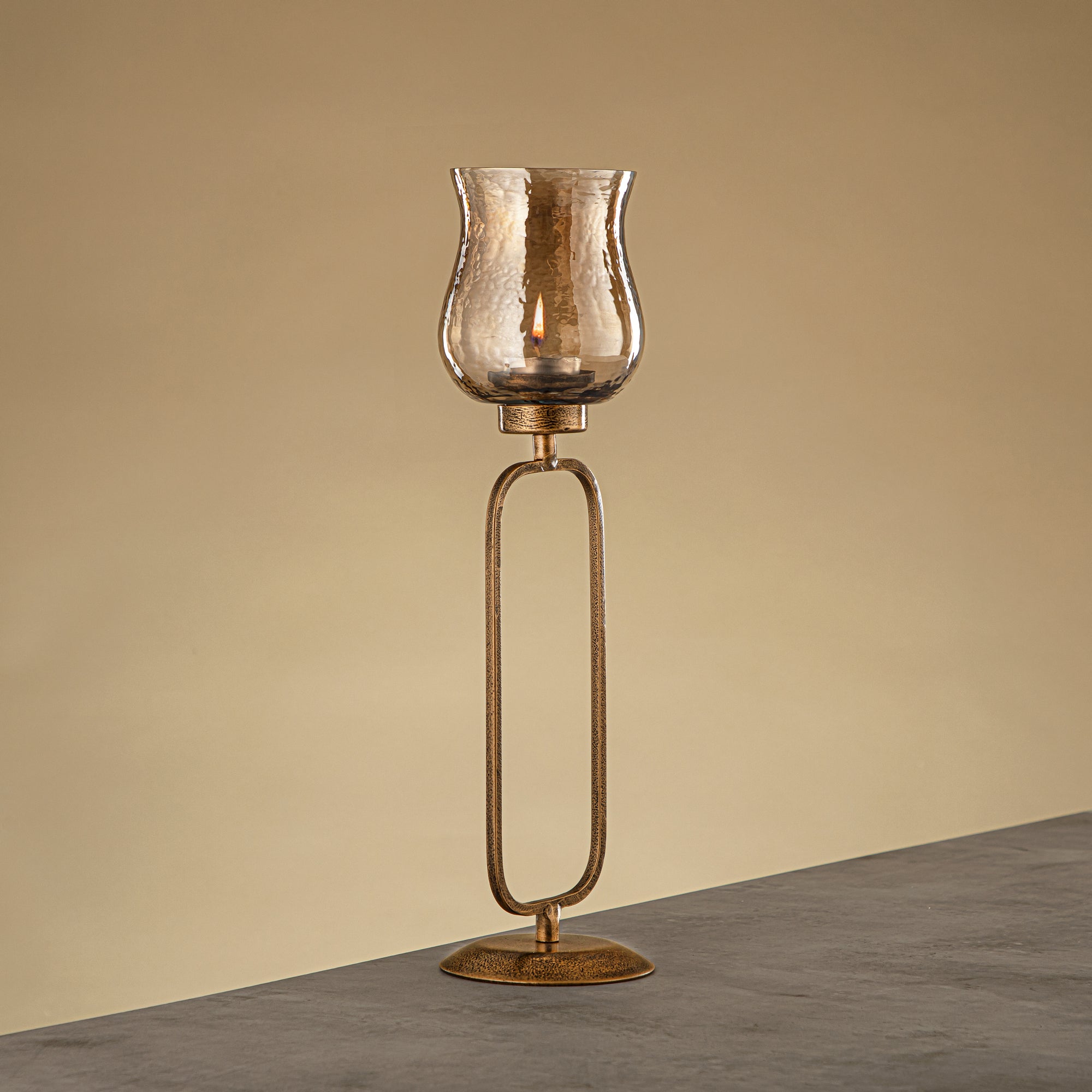 حامل شموع العنصر المرجان نحاس مطروق زجاج بني 11x11x41 سم حامل ذهبي عتيق (GMT2960013)