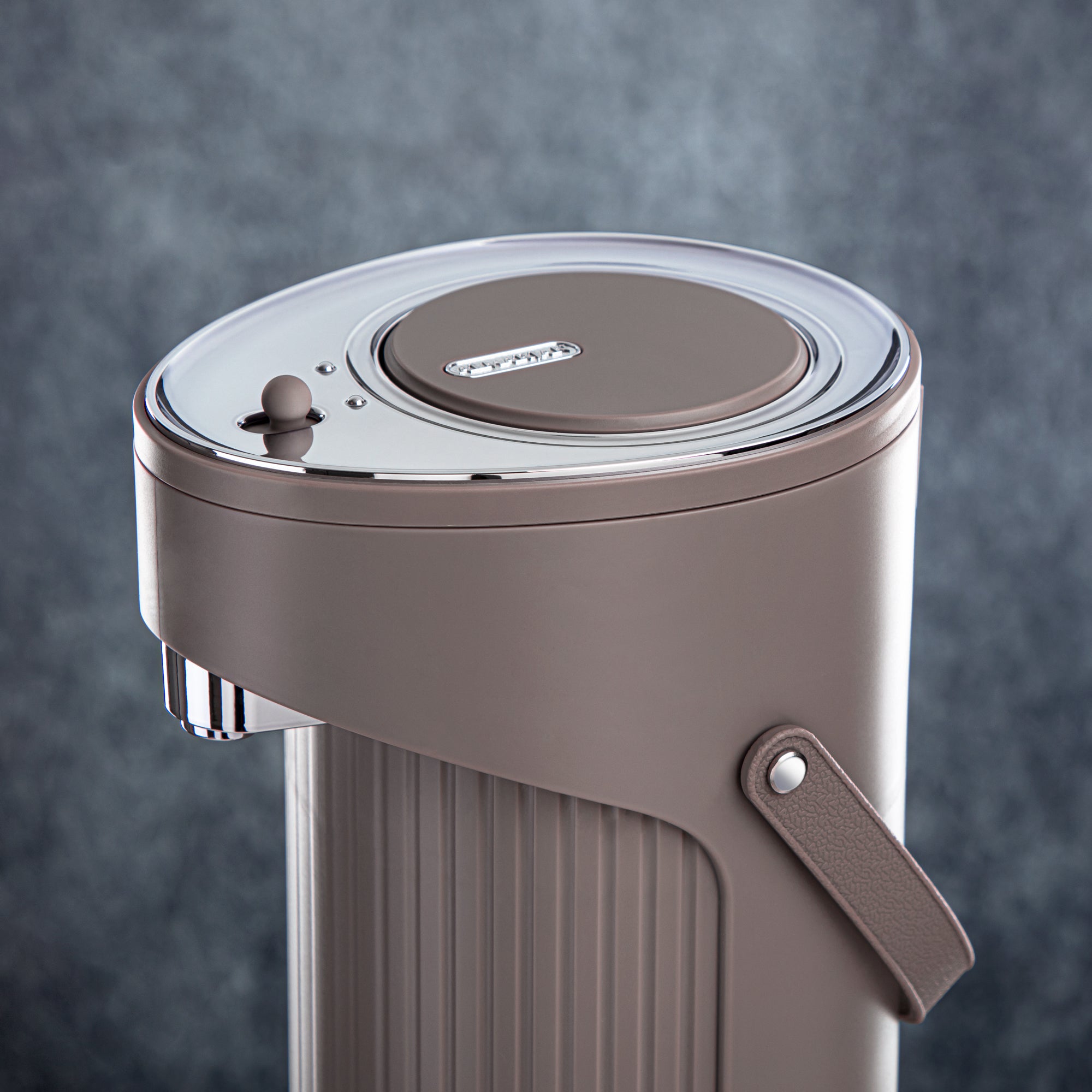 ترمس المرجان سعة 2.2 لتر مزود بمضخة. باللون الرمادي الدافئ والفضي - SM-2417A-220 WG/C