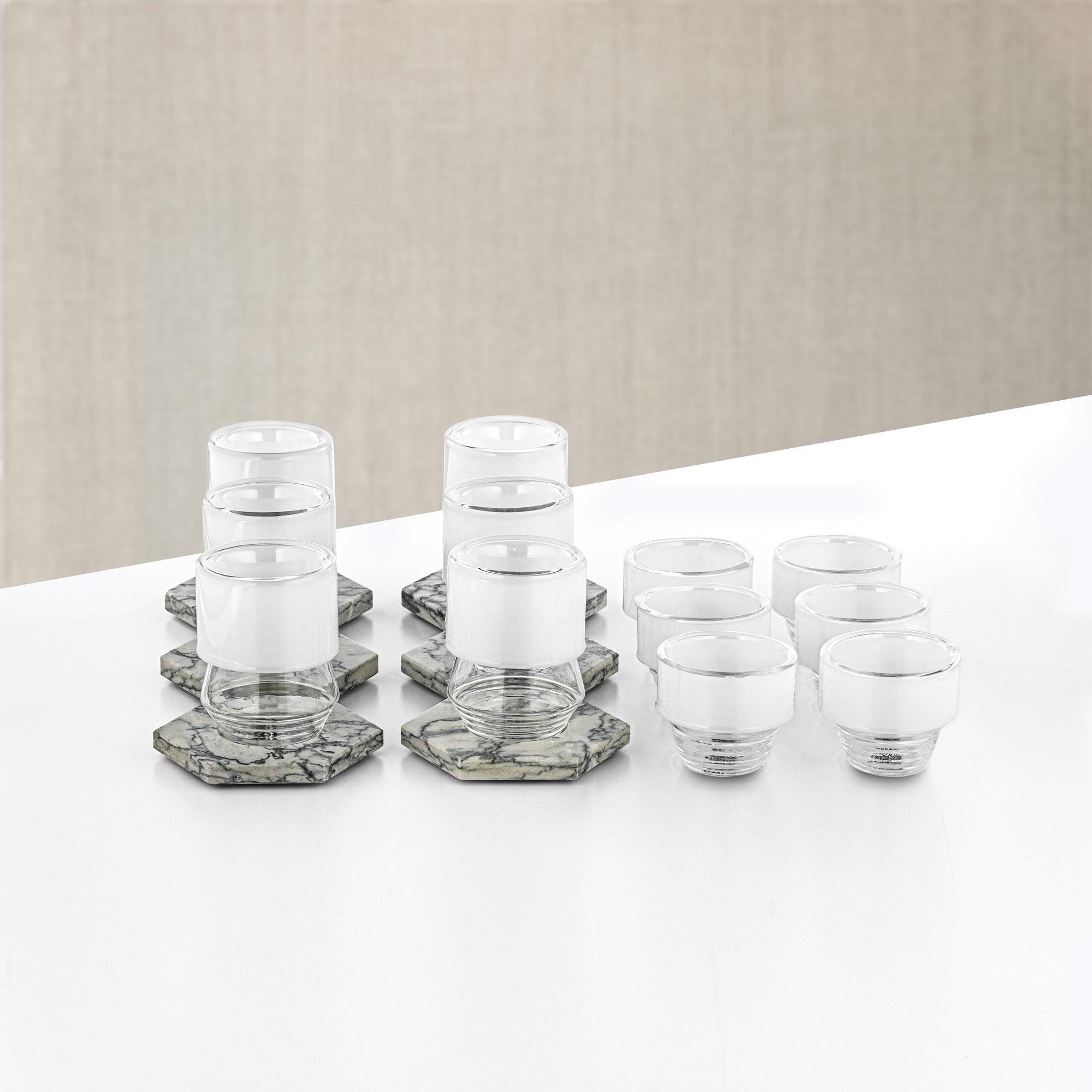 طقم أكواب الشاي والقهوة المرجان، ١٨ قطعة، شفاف مع صحون رخامية